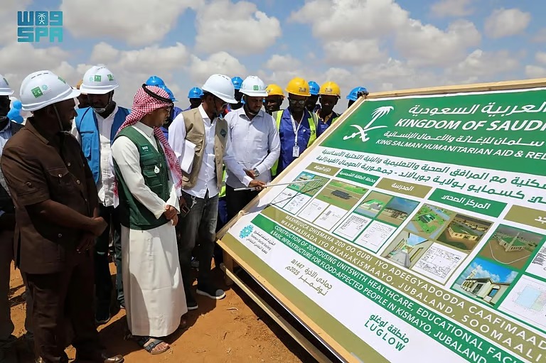 “إغاثي الملك”.. يضع حجر الأساس لمشروع إنشاء 200 وحدة سكنية للمتضررين من فيضانات كسمايو بالصومال