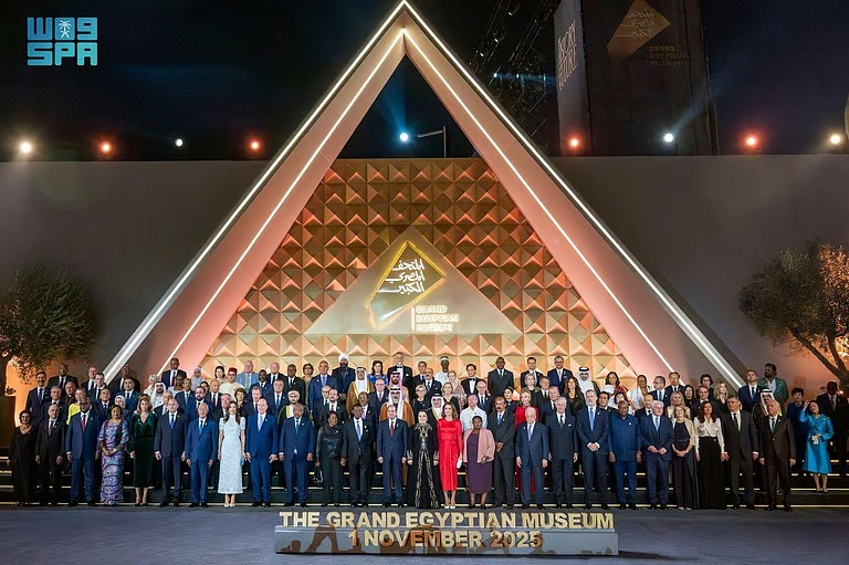 نيابةً عن القيادة السعودية.. وزير الثقافة يحضر افتتاح المتحف المصري الكبير