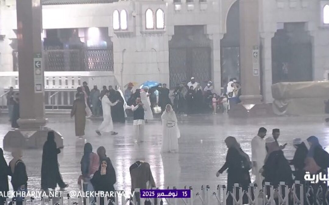 المسجد النبوي يفيض بالدعاء مع هطول أمطار فجر اليوم