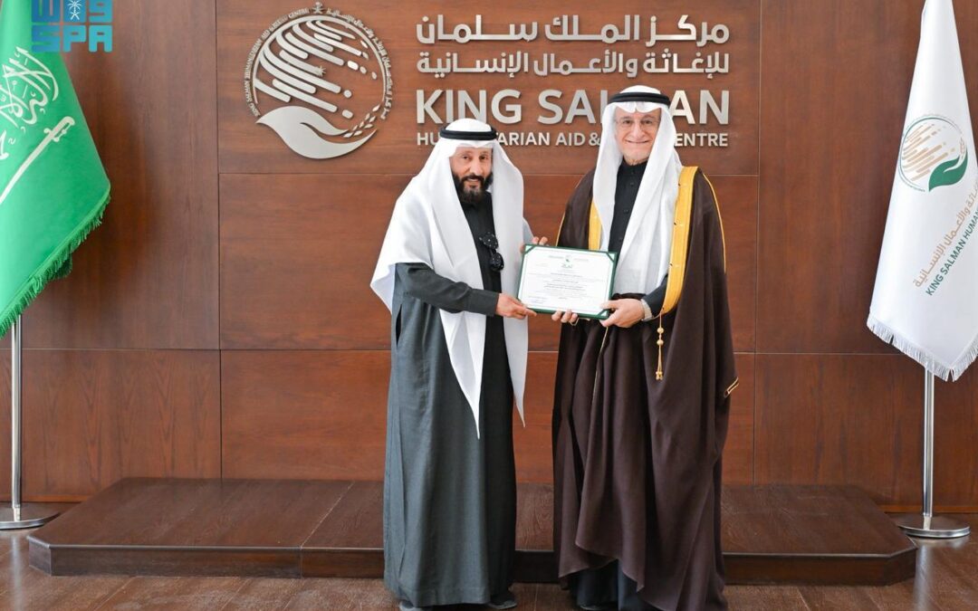 “إغاثي  الملك” يقدم جمعية سقيا الماء بمحافظة الرس شهادة الموافقة الأولية للعمل خارج المملكة