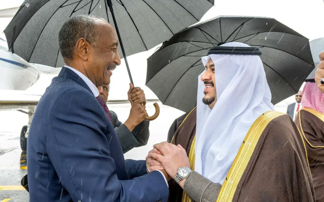 البرهان يصل للرياض وفي مقدمة مستقبليه نائب أمير المنطقة