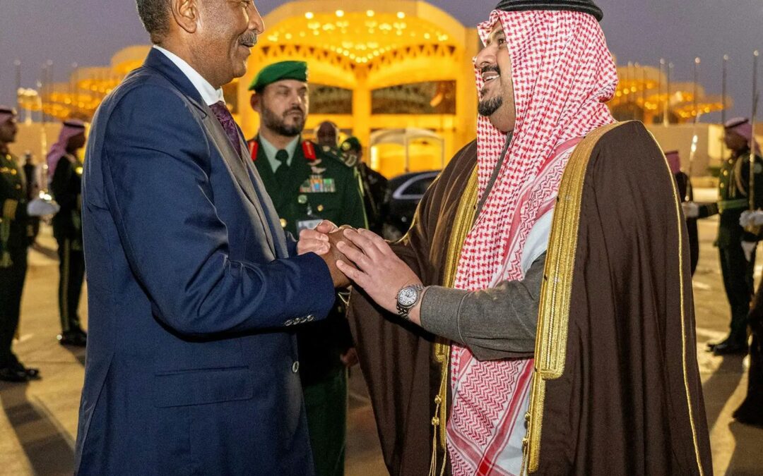 البرهان يغادر الرياض وفي مقدمة مودعيه نائب أمير منطقة الرياض