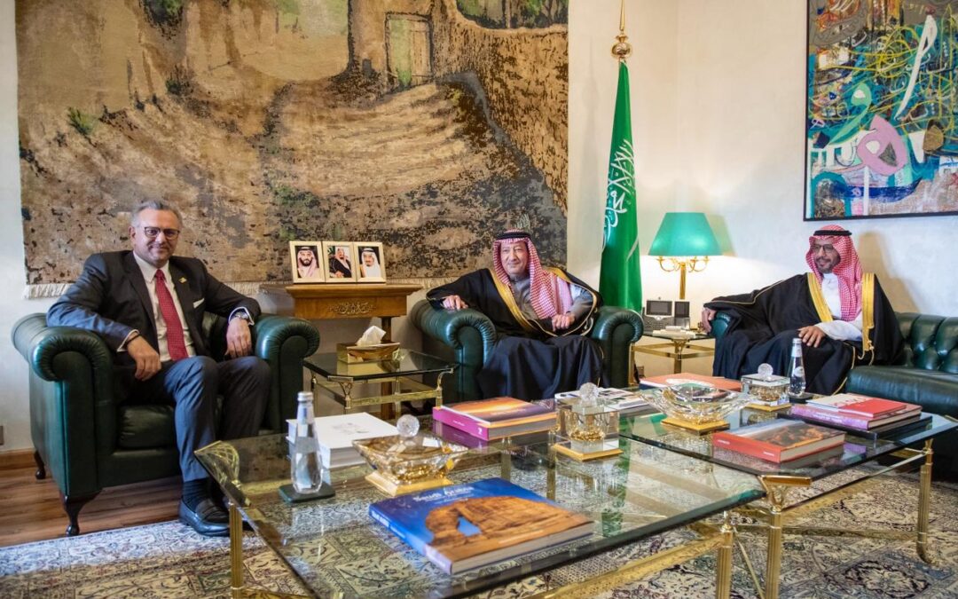 الخريجي يستضيف كبير مستشاري ترامب للشؤون العربية والأفريقية