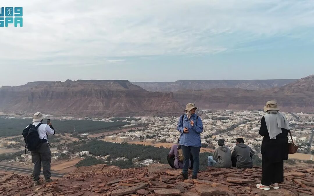 “العُلا” وجهة مثالية لعشّاق الهايكنج بتضاريسها ومساراتها المعتمدة