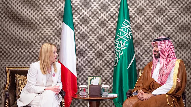 ولي العهد يلتقي رئيسة وزراء إيطاليا على هامش قمة المنامة