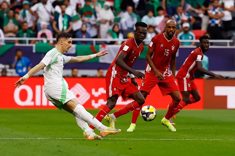 كأس العرب.. التعادل السلبي يخيم على مباراة الجزائر والسودان