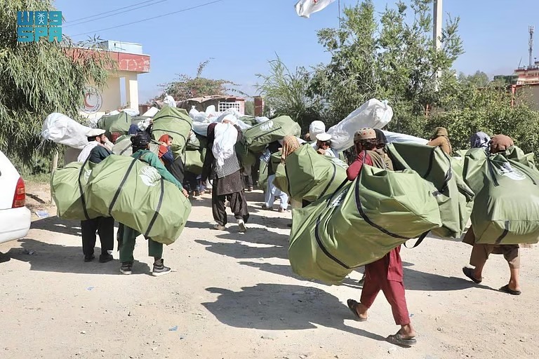“إغاثي الملك” يوزع 380 حقيبة إيوائية للمتضررين من زلزال علينكار بأفغانستان