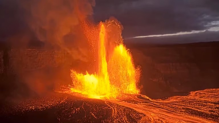 بركان كيلاويا يثور مجددًا في جزيرة هاواي بارتفاع 30 مترًا