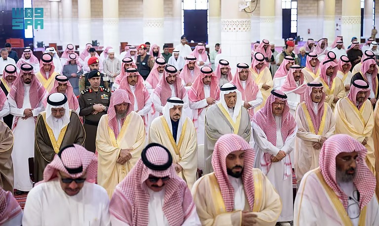 “أمير الرياض” يؤدي صلاة الميت على والدة الأمير مشعل بن بدر بن سعود