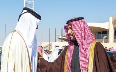 أمير قطر يغادر الرياض وولي العهد يودعه