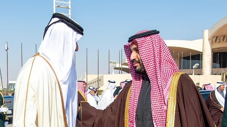 أمير قطر يغادر الرياض وولي العهد يودعه