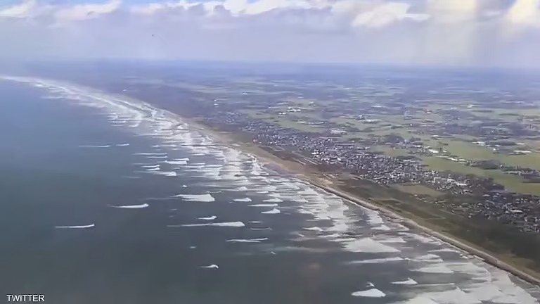 تسونامي يضرب السواحل اليابانية عقب الزلزال