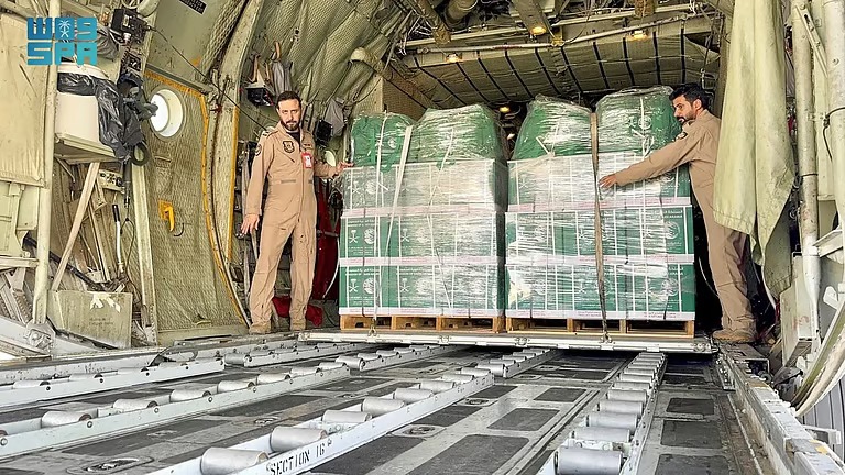 وصول الطائرة الإغاثية السعودية الـ75 إلى مطار العريش لدعم غزة