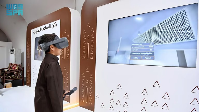 الدفاع المدني يتيح تجربة افتراضية تفاعلية لاستخدام طفايات الحريق في “واحة الأمن”