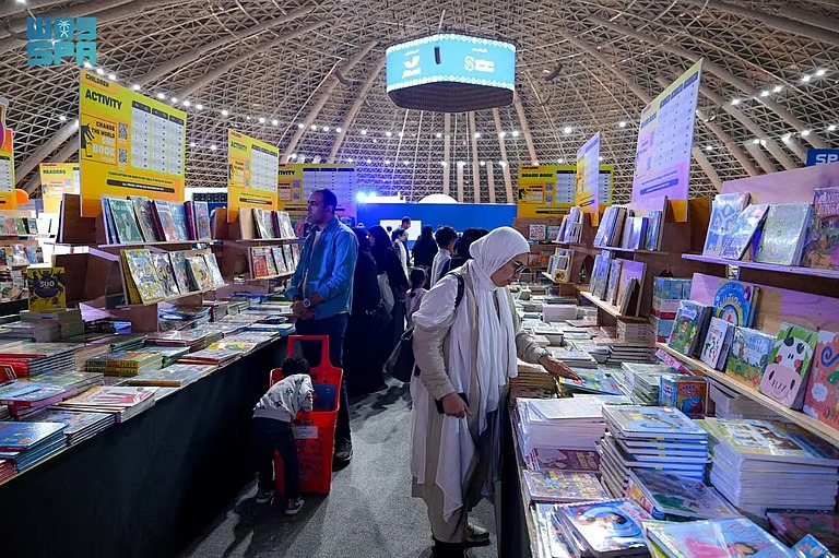 منطقة الكتب المخفضة توسّع خيارات الوصول للكتاب في معرض جدة للكتاب