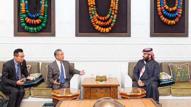 ولي العهد يستقبل وزير خارجية الصين