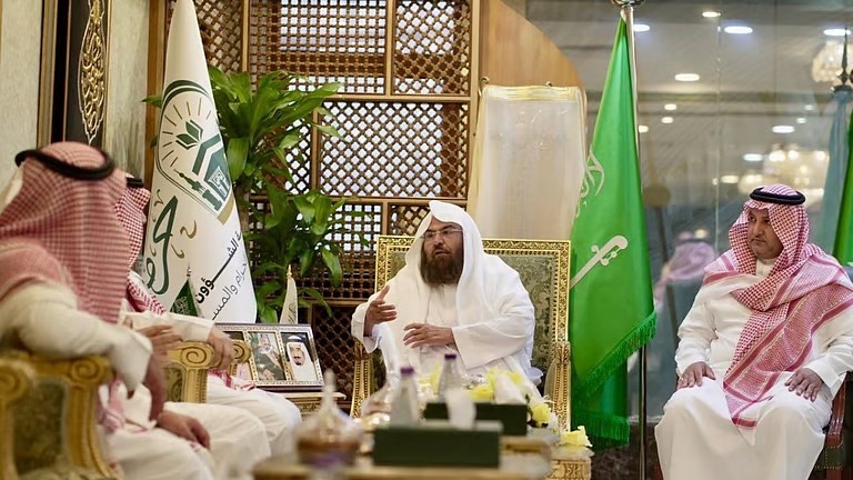 “السديس” يعتمد قرارات تطويرية تعزز الحوكمة وتدعم تمكين المرأة والشباب في الحرمين