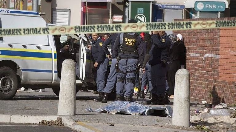 مقتل 9 وإصابة 10 في إطلاق نار جماعي بجنوب أفريقيا نفذه 12 مسلحًا مجهولًا