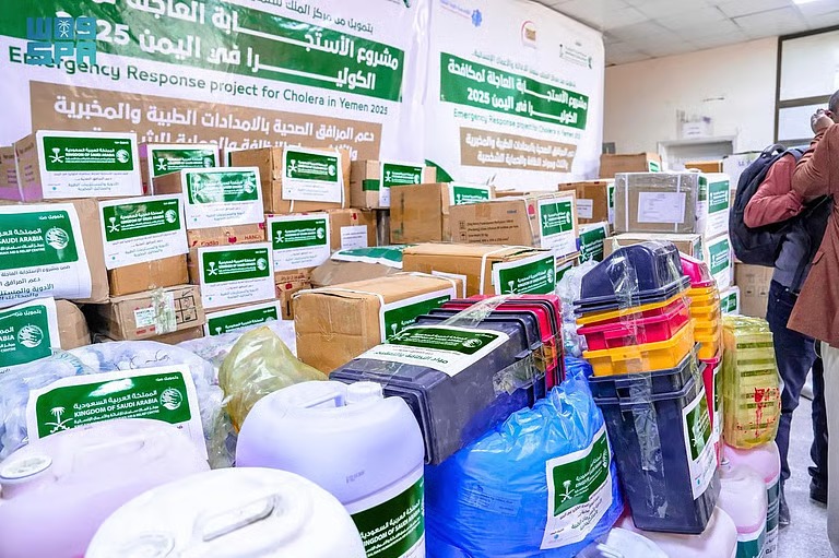 “إغاثي الملك” يسلّم مستلزمات طبية لمكافحة الكوليرا بساحل حضرموت
