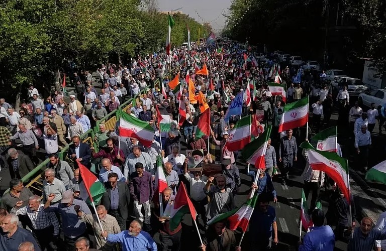 احتجاجات في إيران بعد تراجع الريال.. وشعارات تتجاوز المطالب الاقتصادية