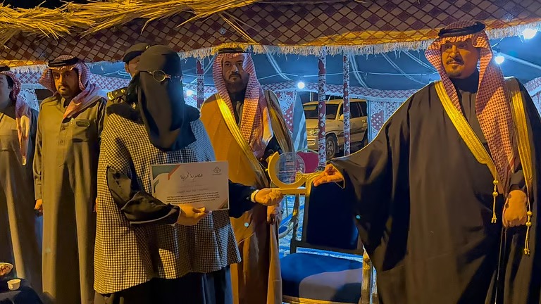 “محافظ بيشة”.. يكرم الدكتورة نورة السبيت لجهودها المجتمعية