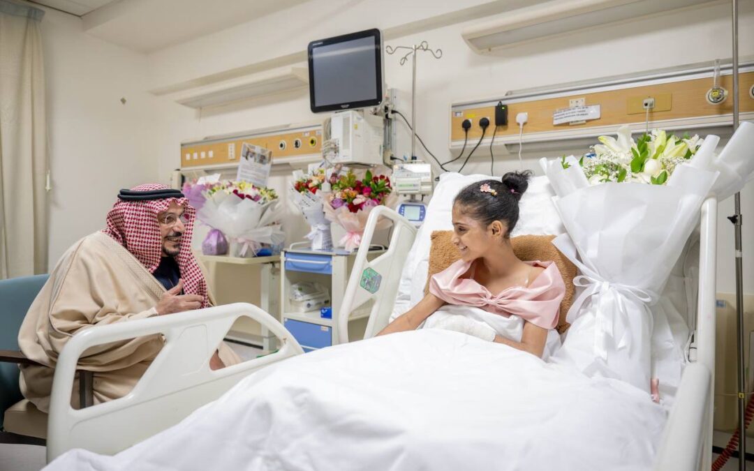أمير القصيم يزور الطفلة السودانية الناجية من حادث مروع ويطمئن على صحتها