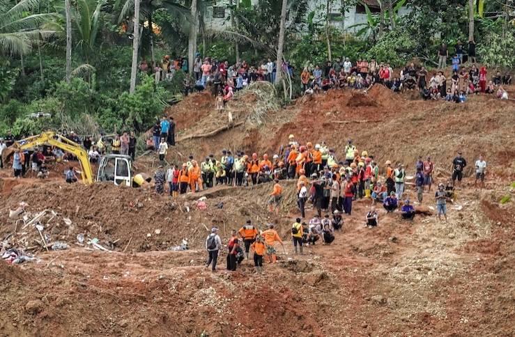 إندونيسيا: بحث عن 80 مفقودًا بعد انهيار أرضي في جاوة الغربية