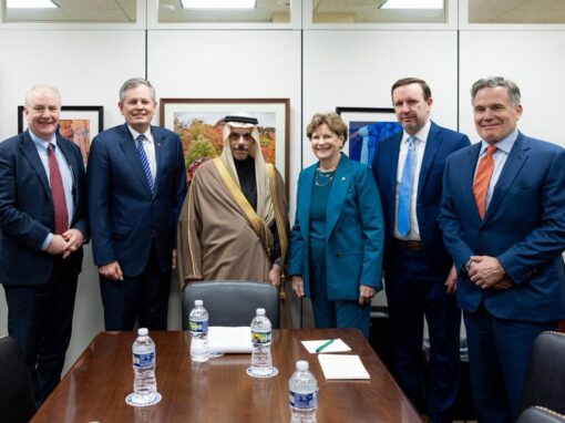 وزير الخارجية يلتقي نائبة رئيس لجنة العلاقات الخارجية في مجلس الشيوخ الأمريكي