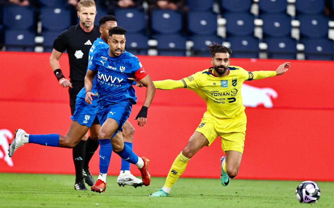 الهلال يهزم الحزم بـ”ثلاثية” ويتمسك بالصدارة