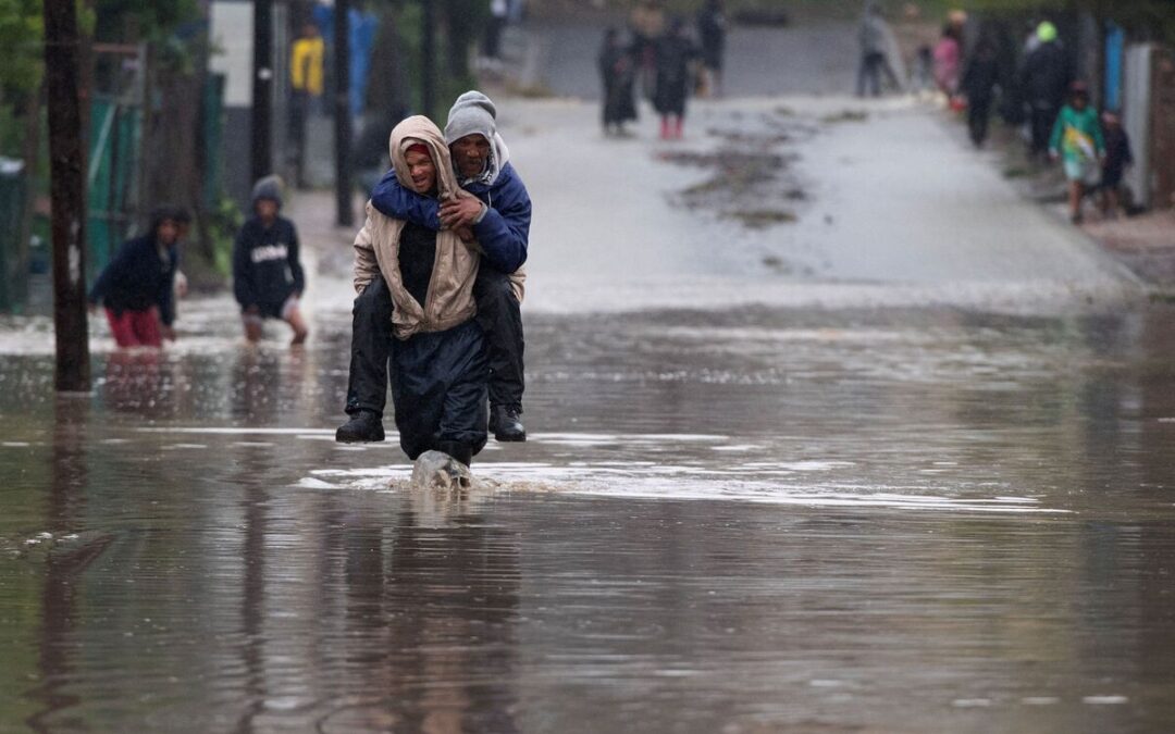 جنوب أفريقيا تعلن حالة كارثة وطنية جراء الفيضانات والطقس القاسي