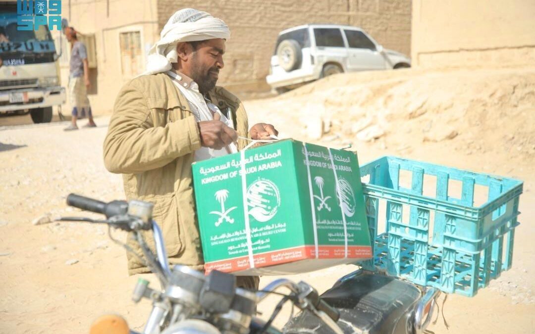 المملكة توزّع (1.800) سلة غذائية في حضرموت