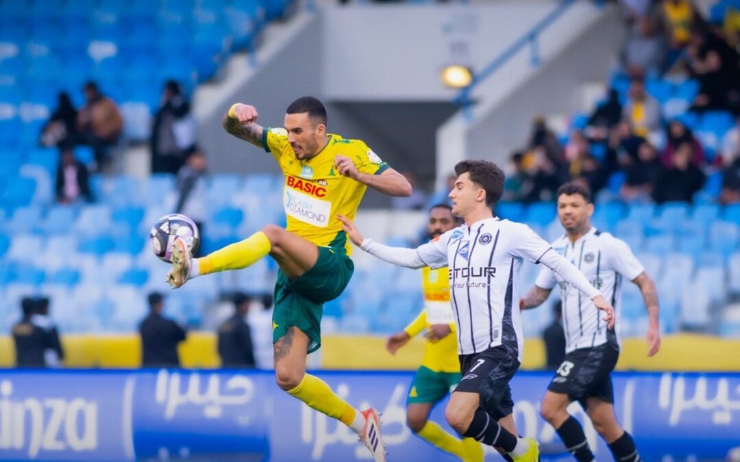 عشرة لاعبين من الخليج يتعادلون مع الشباب