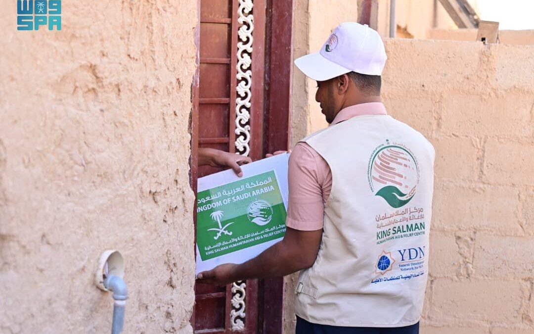 “إغاثي الملك” يوزع 2.500 كرتون تمر في مديرية تريم بوادي وصحراء حضرموت