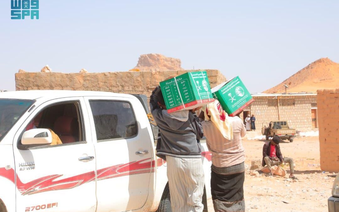 إغاثي الملك يوزّع 550 سلة غذائية في مديرية زمخ ومنوخ بحضرموت