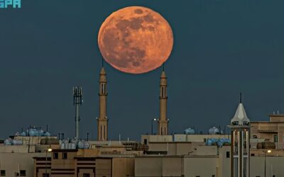 شاهد.. “قمر الذئب” يضيء سماء الحدود الشمالية كأول بدر عملاق في 2026