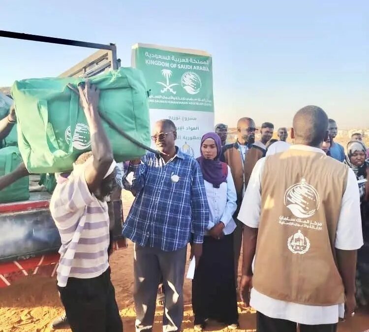 مركز الملك سلمان للإغاثة يوزّع 750 خيمة وحقيبة إيوائية بشمال كردفان