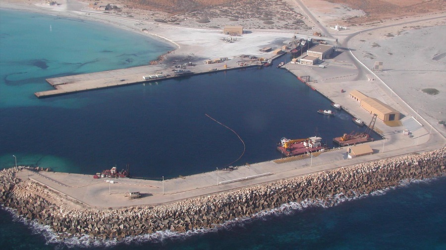 غرق قاطرة بحرية في ميناء رأس لانوف النفطي بليبيا بسبب تقلبات جوية حادة