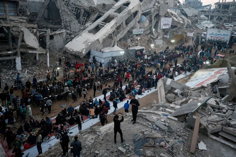 إصابات في قصف صهيوني يستهدف مبنى بحي الرمال بغزة