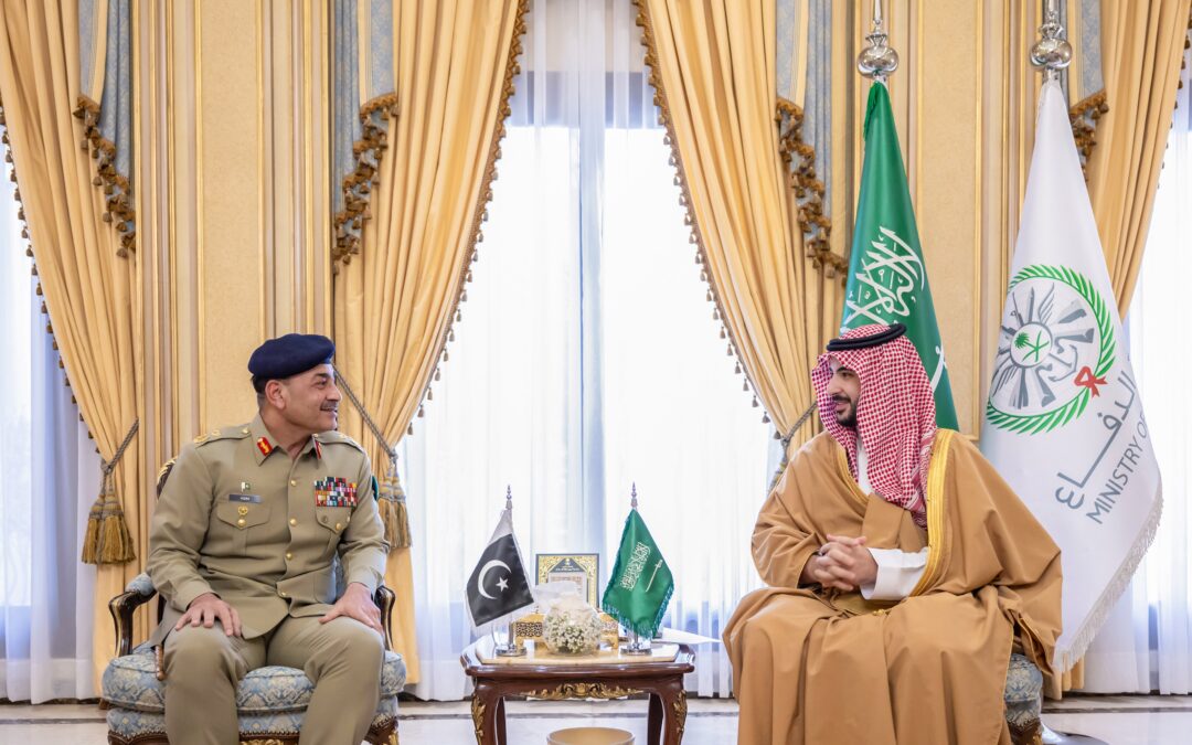 وزير الدفاع يلتقي قائد قوات الدفاع قائد الجيش الباكستاني