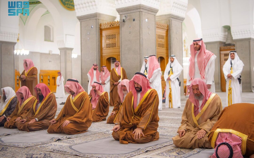 ولي العهد يزور مسجد قباء في المدينة المنورة