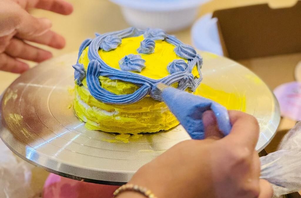 جمعية حماية الأسرة تنظم مبادرة تزيين الميني كيك بالتعاون مع فريق مجد التطوعي