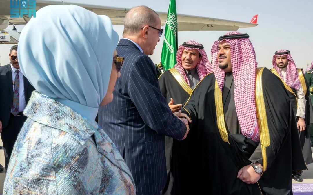 أردوغان يصل إلى الرياض وفي مقدمة مستقبليه نائب أمير المنطقة