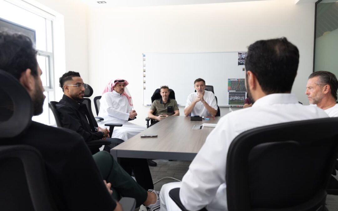 الجهاز الفني المساعد للأخضر يجتمع مع لاعبي نادي الهلال