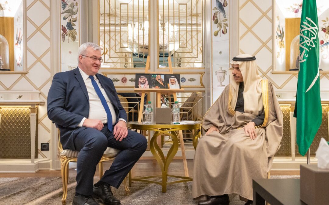 وزير الخارجية يلتقي نظيره الأوكراني