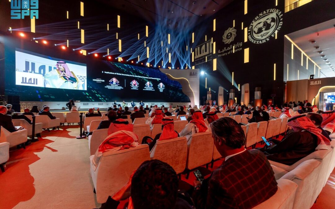 محافظ البنك المركزي السعودي: تثبيت ربط الريال بالدولار حافظ على استقرار الأسعار محليًّا