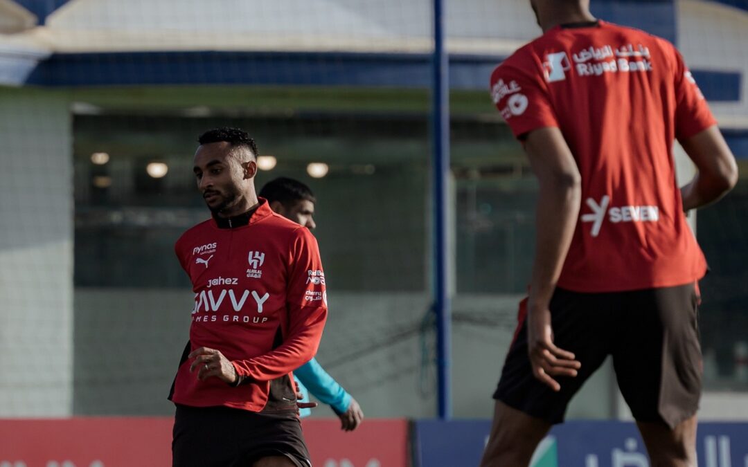 متعب الحربي يشارك في بعض تدريبات الهلال