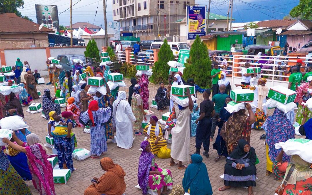 1.200 سلة غذائية وزعها مركز الملك في “غانا”