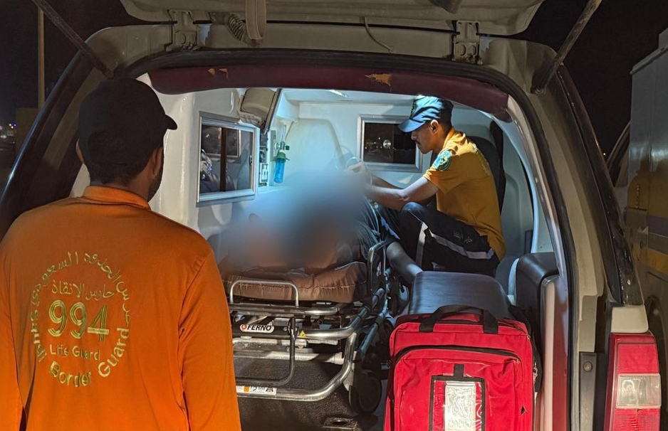 حرس الحدود في جازان ينقذ مواطنًا من الغرق أثناء ممارسة السباحة