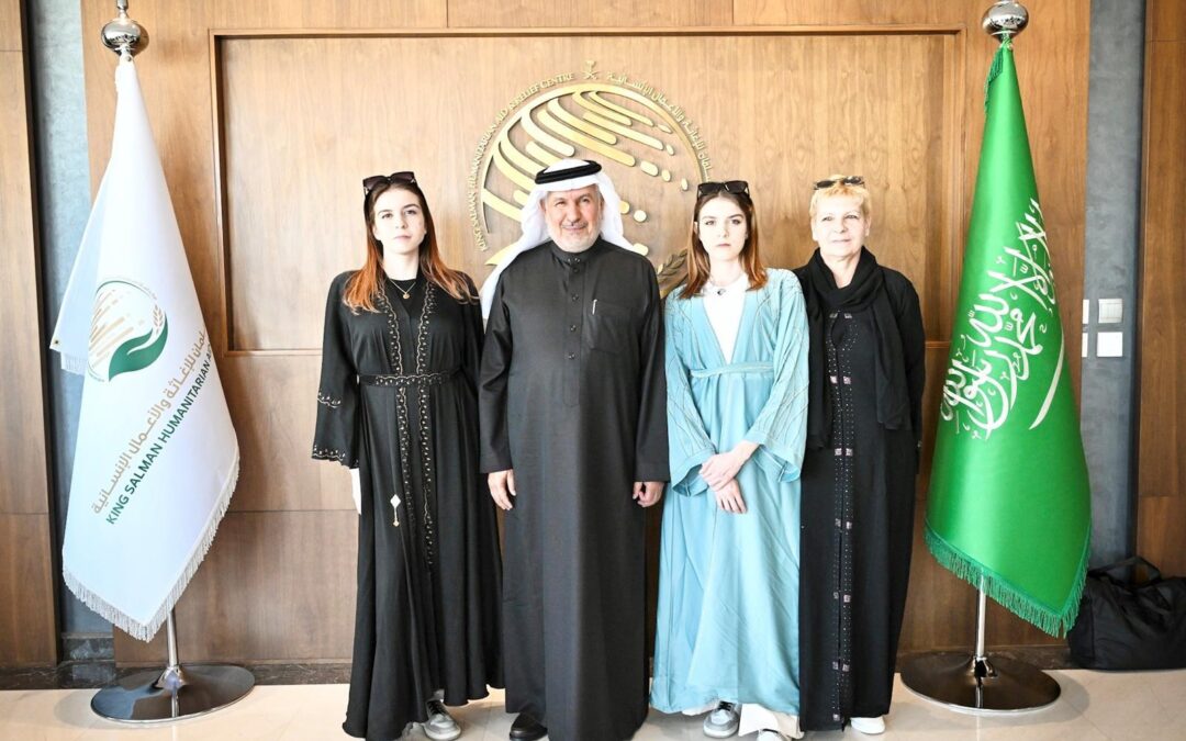 الدكتور الربيعة يلتقي التوأم الملتصق البولندي “أولغا وداريا” بعد 21 عامًا من فصلهما