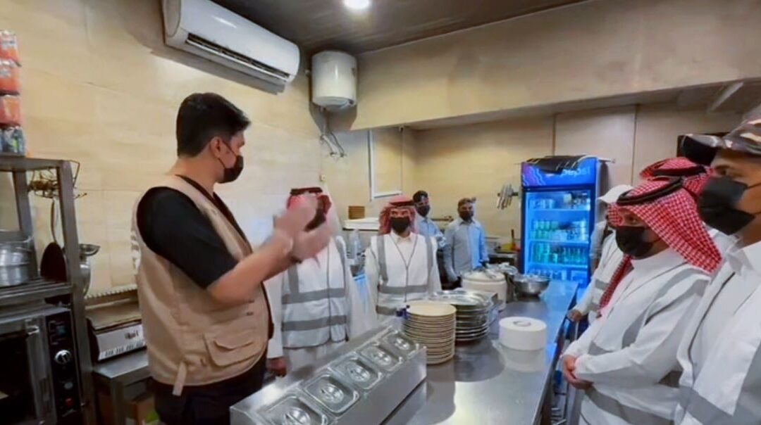 بلدية بيشة تفعّل الدور التطوعي في توعية منشآت الأغذية بدليل سلامة الغذاء